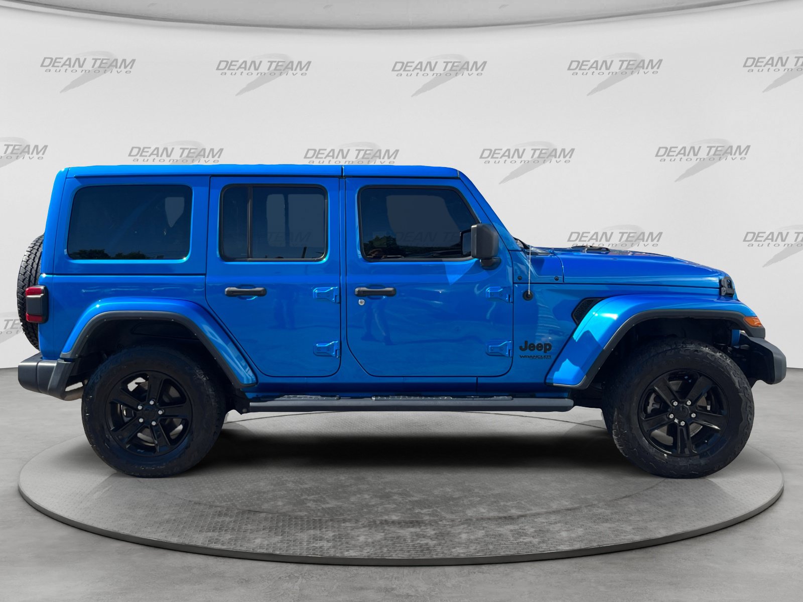 Used 2022 Jeep Wrangler Unlimited Sahara AWD/4WD image 9
