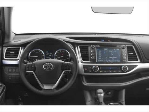 Used 2019 Toyota Highlander XLE FWD image 4