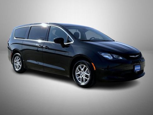 Used 2023 Chrysler Voyager LX FWD image 3