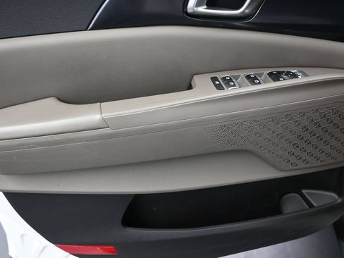 Used 2025 Kia Carnival FWD image 11