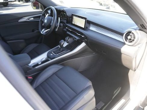 Used 2024 Alfa Romeo Tonale Veloce w/ Premium Interior Package image 17