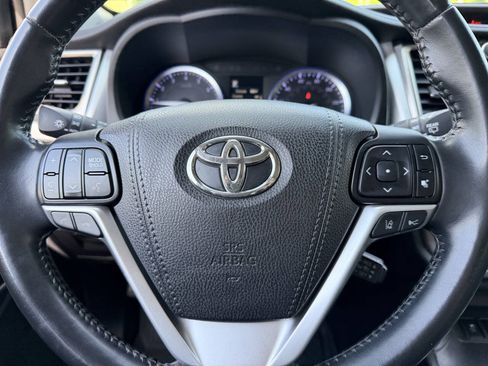 Used 2019 Toyota Highlander XLE AWD/4WD image 16