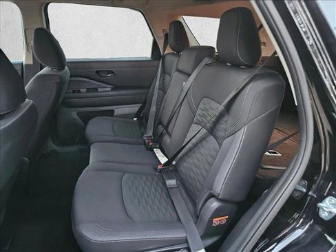 Used 2025 Nissan Pathfinder SV image 18