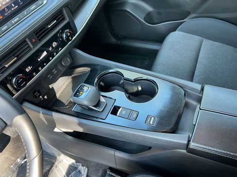 Used 2025 Nissan Rogue SV FWD image 38