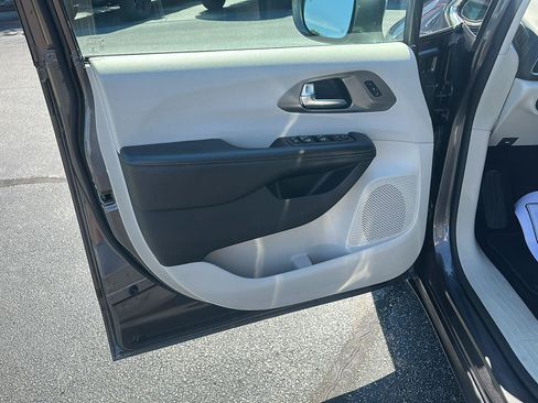 Used 2019 Chrysler Pacifica Limited FWD image 22