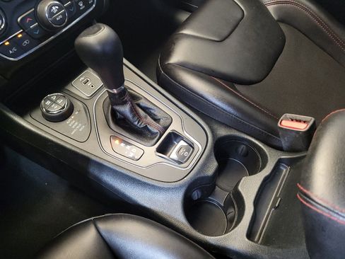 Used 2019 Jeep Cherokee Trailhawk w/ Comfort/Convenience Group AWD/4WD image 26