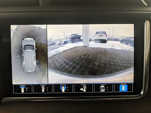 Used 2021 GMC Yukon Denali w/ Denali Premium Package image 27