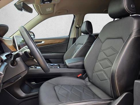 Used 2024 Volkswagen Atlas SE w/ Black Wheel Package FWD image 11