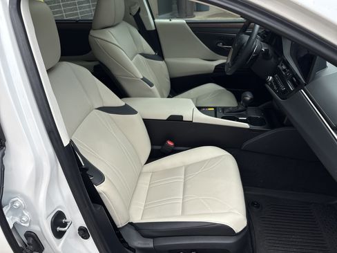 Certified 2025 Lexus ES 300h Ultra Luxury w/ Accessory Package (Z1) FWD image 33