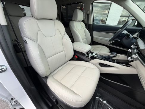 Used 2024 Kia Telluride EX w/ EX Captain's Chair Package FWD image 12