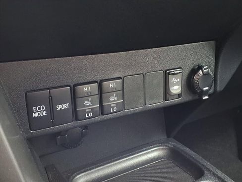 Used 2016 Toyota RAV4 SE image 26