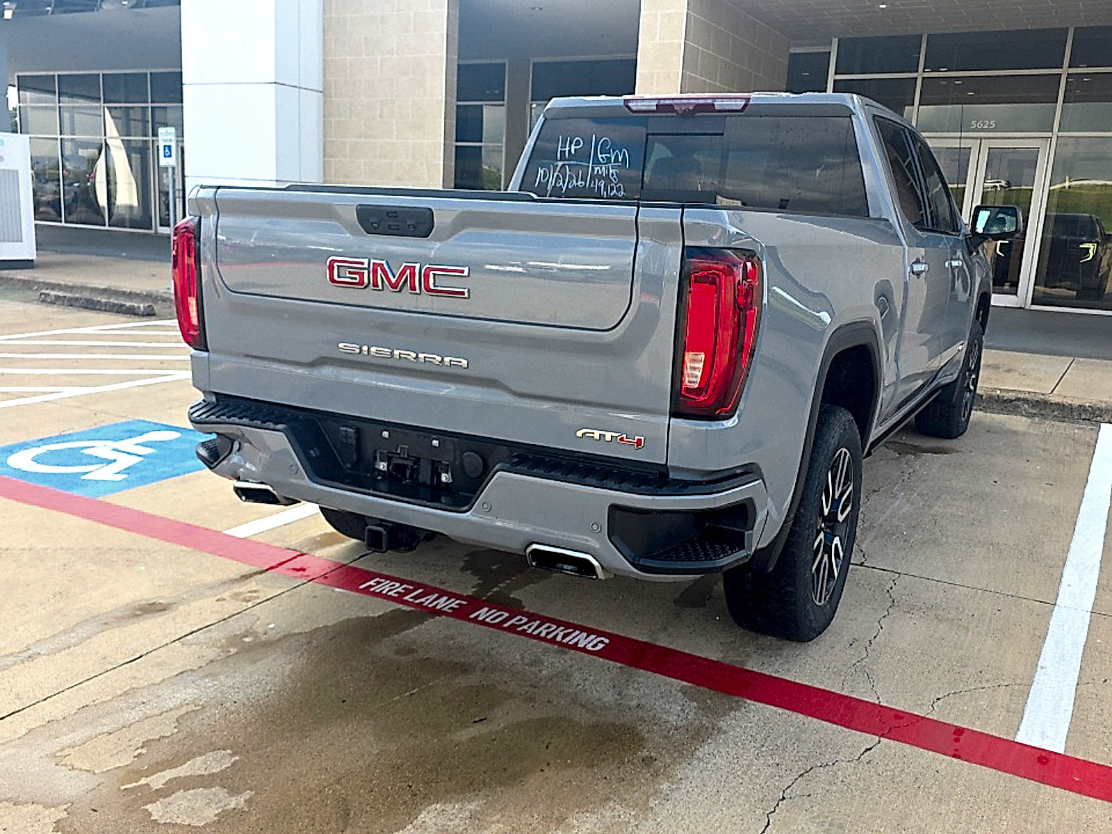 Used 2025 GMC Sierra 1500 AT4 w/ Technology Package AWD/4WD image 9