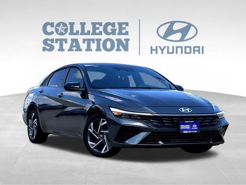 Used 2025 Hyundai Elantra Sport image 3