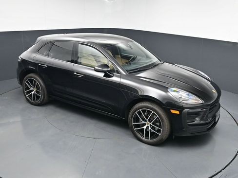 Used 2025 Porsche Macan AWD/4WD image 18