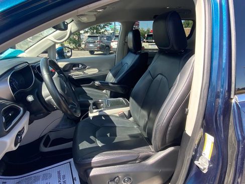 Used 2022 Chrysler Pacifica Touring-L AWD/4WD image 10