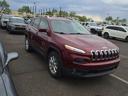 Used 2018 Jeep Cherokee Latitude AWD/4WD image 5