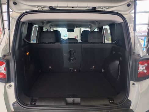 Used 2018 Jeep Renegade Latitude w/ Cold Weather Group image 8