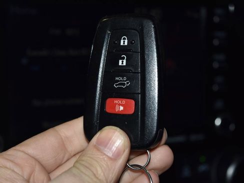 Used 2021 Toyota Highlander XLE image 18