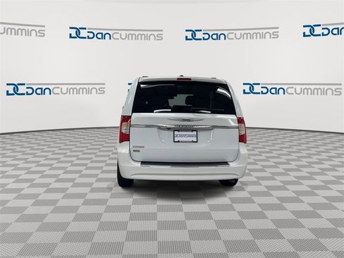 Used 2016 Chrysler Town & Country Touring image 7