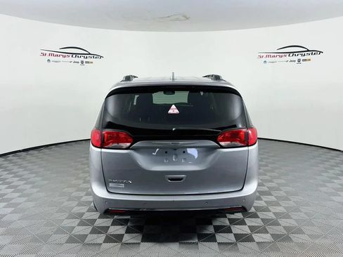 Used 2019 Chrysler Pacifica Touring-L FWD image 7