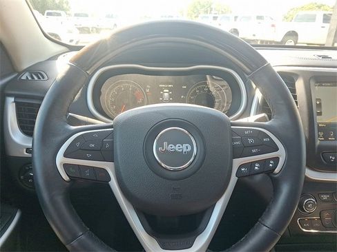 Used 2017 Jeep Cherokee Overland w/ Technology Group image 20