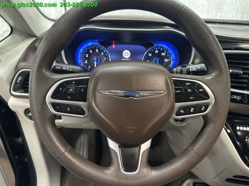 Used 2020 Chrysler Pacifica Touring w/ Advanced Safetytec Group image 4