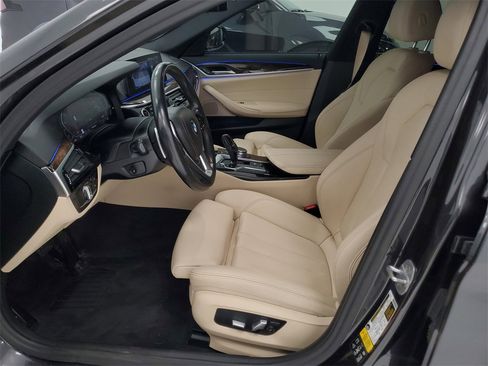 Used 2020 BMW 530i xDrive w/ Premium Package image 12