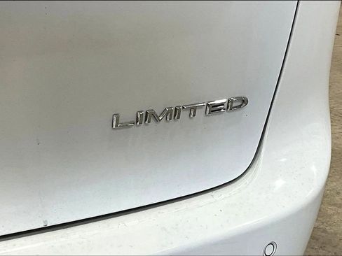 Used 2022 Chrysler Pacifica Limited image 8