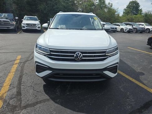 Used 2023 Volkswagen Tiguan SE w/ Panoramic Sunroof Package FWD image 3