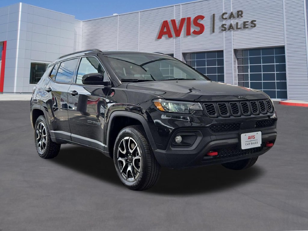 Used 2025 Jeep Compass Trailhawk AWD/4WD image 3