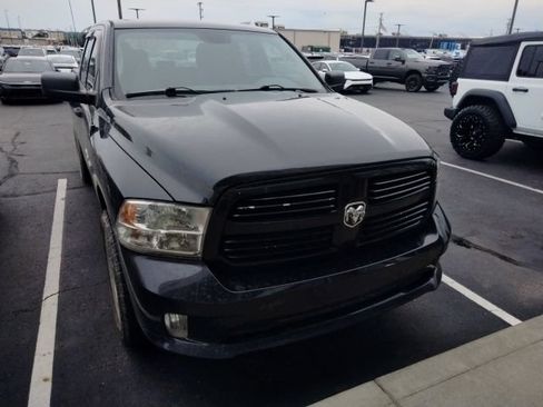 Used 2017 RAM 1500 Express AWD/4WD image 2