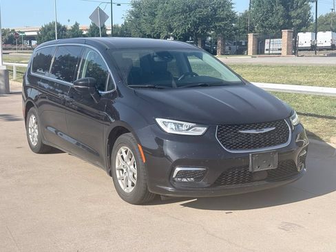 Used 2024 Chrysler Pacifica Touring-L FWD image 1