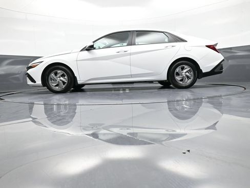 Used 2025 Hyundai Elantra SE FWD image 32