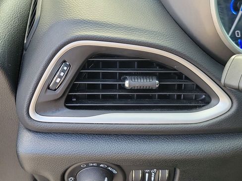 Used 2025 Chrysler Pacifica Select image 27