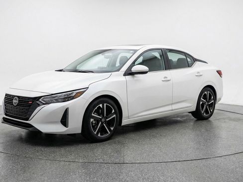 Used 2025 Nissan Sentra SV image 3