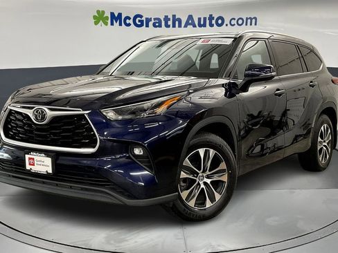Used 2022 Toyota Highlander XLE image 2