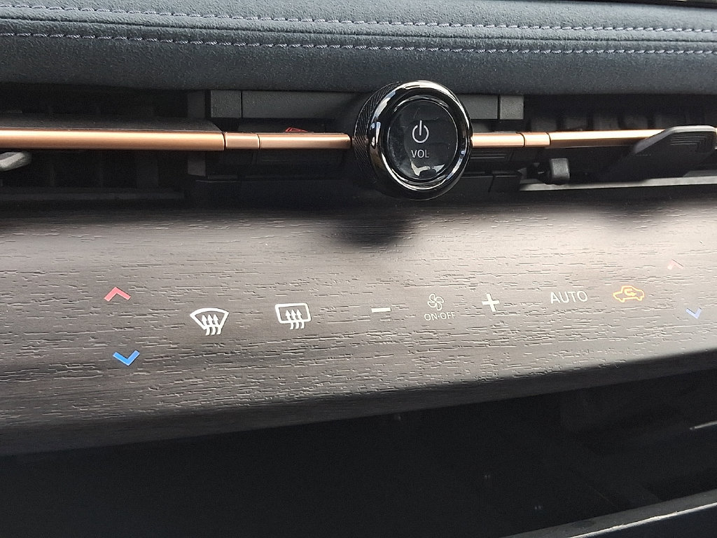 Certified 2024 Nissan Ariya AWD image 17