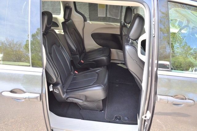 Used 2023 Chrysler Pacifica Touring-L FWD image 31