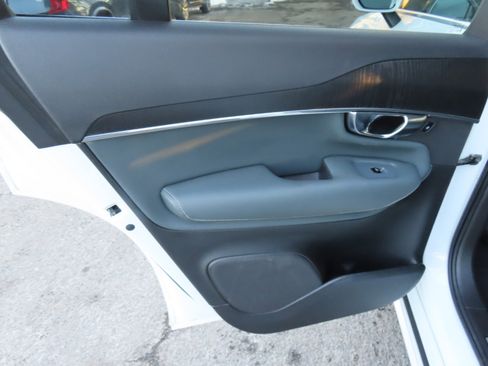 Used 2020 Volvo XC90 T6 Momentum image 13
