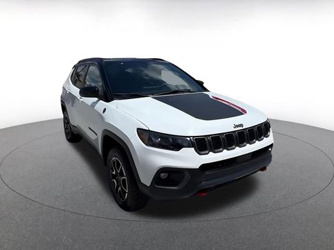 Used 2025 Jeep Compass Trailhawk image 3