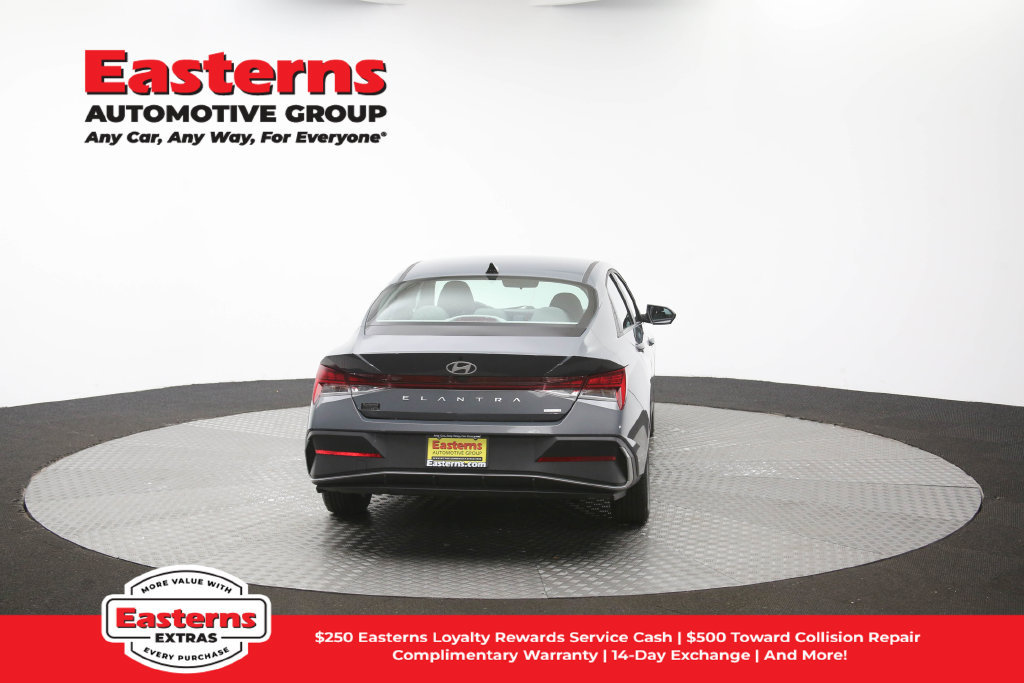 Used 2025 Hyundai Elantra Hybrid FWD image 37