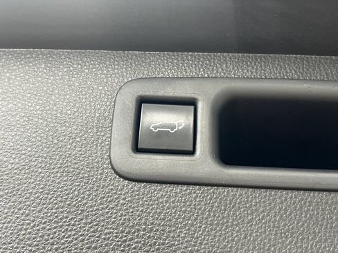 Used 2022 Toyota Highlander XLE AWD/4WD image 17