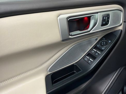 Used 2020 Ford Explorer Platinum w/ Premium Technology Package image 36