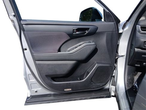 Used 2024 Toyota Highlander LE image 27