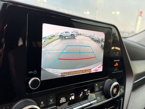 Used 2023 Toyota Highlander XLE FWD image 25