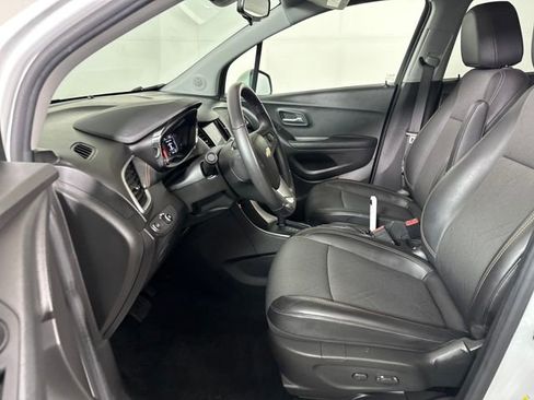 Used 2022 Chevrolet Trax LT w/ LT Convenience Package image 11