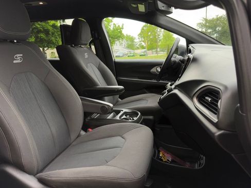 Used 2020 Chrysler Pacifica Touring w/ S Appearance Package FWD image 32
