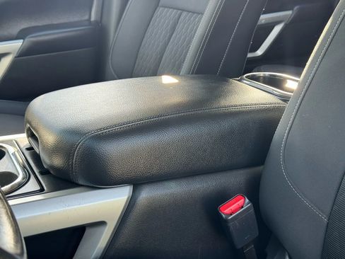 Used 2018 Nissan Titan SV w/ SV Convenience Package image 24