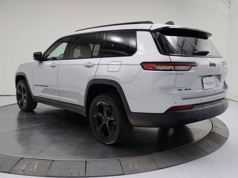Used 2022 Jeep Grand Cherokee L Laredo image 3