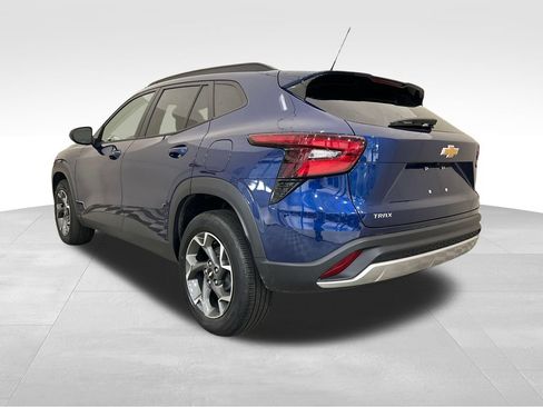Used 2024 Chevrolet Trax LT w/ Sunroof Package FWD image 3